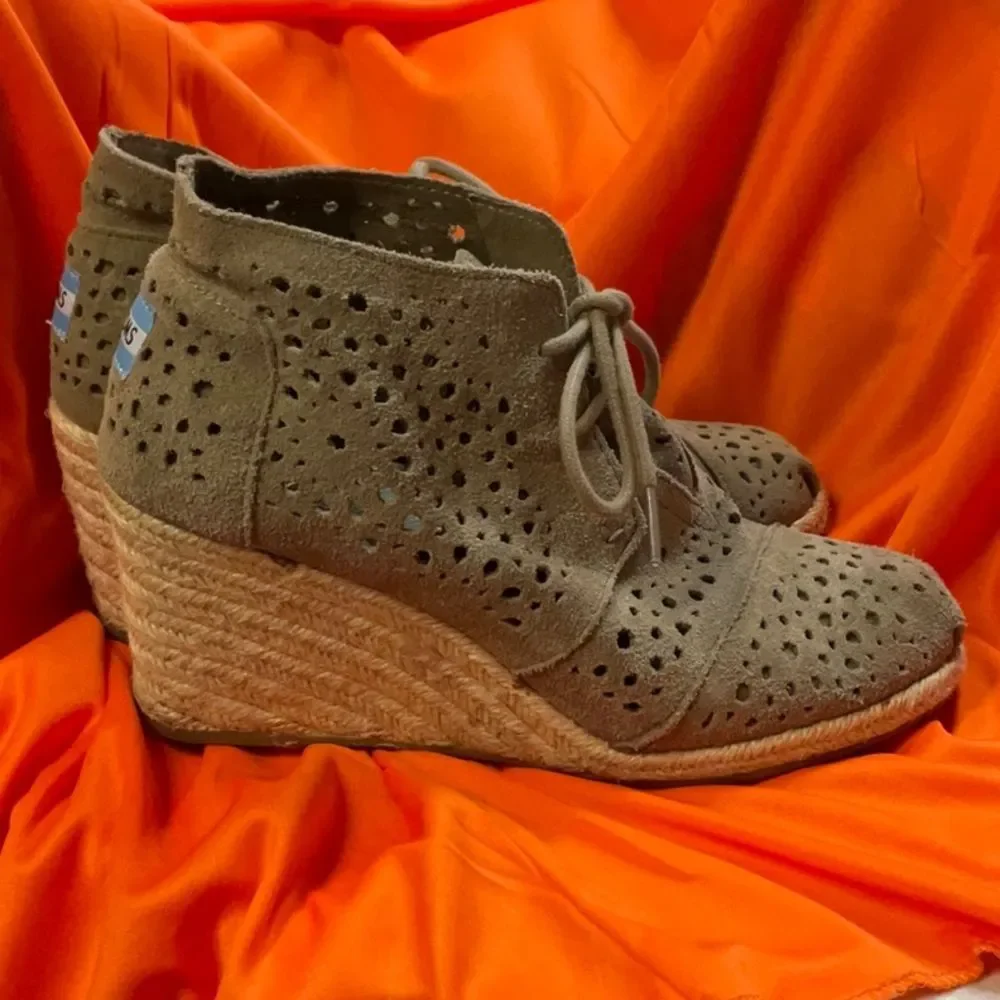 Toms Women's 7 Tan Leather Eyelet Wedge Shoe